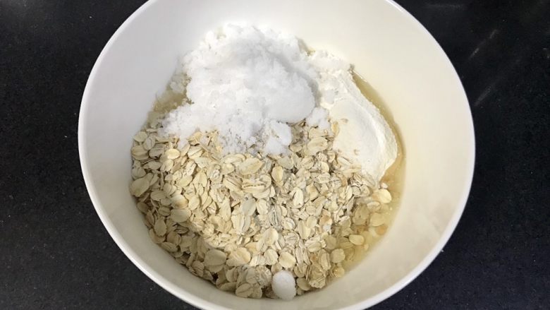 木糖醇燕麦棒,加入粉类的材料，如果不是血糖高的话可以把木糖醇等量换成细砂糖。