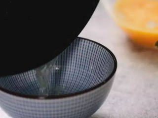广东传统名菜黄埔炒蛋,让油充分润透锅面，倒出多余热油