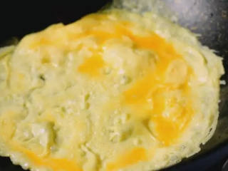 广东传统名菜黄埔炒蛋,转大火，加入一些冷油，取一勺蛋液摊薄