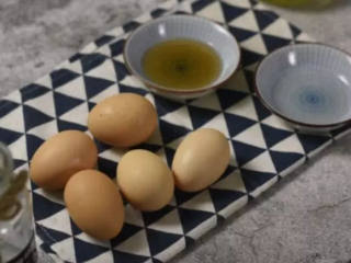 广东传统名菜黄埔炒蛋,·食材·

鸡蛋 5个、猪油 10g

鱼露 15g、盐 0.5g、花生油 30g