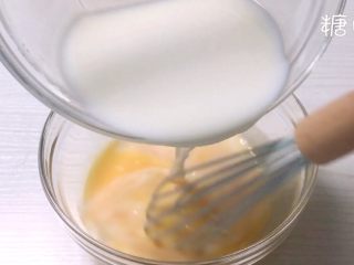 焦糖布丁,牛奶倒入鸡蛋中混合均匀