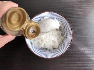 简易金枪鱼饭团,米饭中加入适量寿司醋搅拌均匀