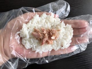 简易金枪鱼饭团,取适量金枪鱼罐头放在米饭上