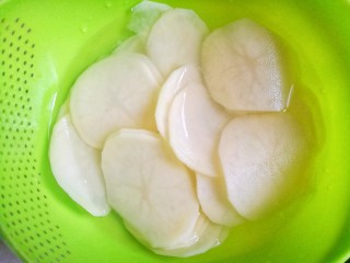 爽口酸辣土豆片,土豆去皮洗净切块泡凉水中。