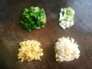 爽口酸辣土豆片,姜蒜切末，葱白葱绿分开切末。