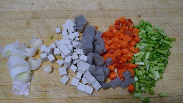 豆腐皮扎排骨炒米,所有材料切碎。