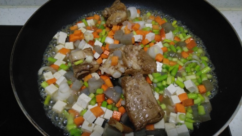 豆腐皮扎排骨炒米,倒入排骨和1勺排骨汤。