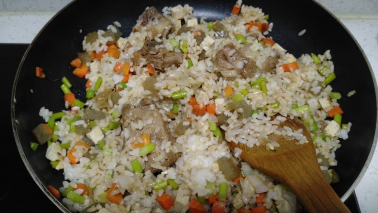 豆腐皮扎排骨炒米,搅拌均匀。