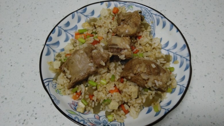 豆腐皮扎排骨炒米,盛入盘中。
