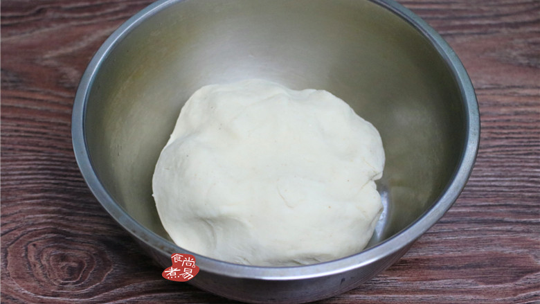 烫面起酥葱油饼,面糊稍微冷却，再用手将它揉成面团，遮上盖子，放在一旁静置一会儿。