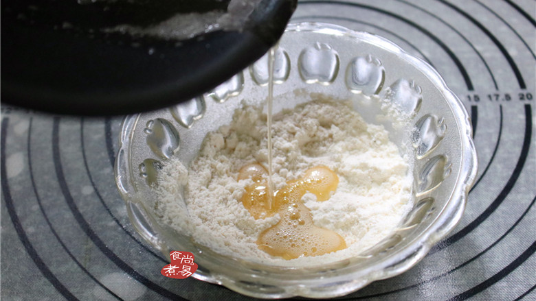 烫面起酥葱油饼,趁热将葱油浇在面粉上。
