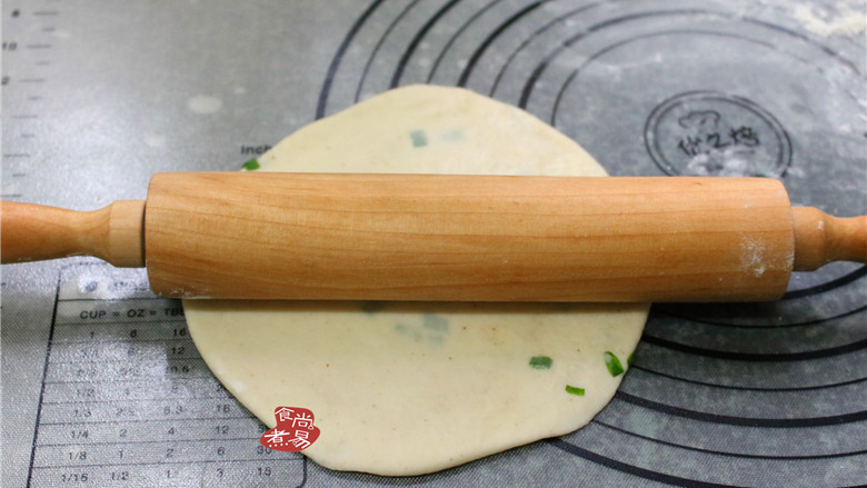 烫面起酥葱油饼,用擀面杖将小面团擀成直径为10cm左右的小圆饼，葱油饼胚就完成了。