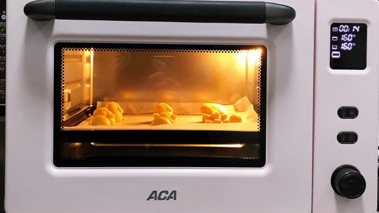 比卡丘烧果子,入预热好的烤箱中，上下火160度约烤13分钟。