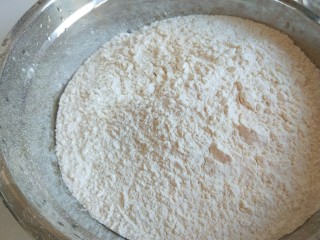 新文美食  南瓜玫瑰细沙包,加入300克面粉直接搅拌成面絮合成面团。