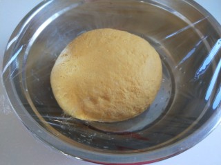 新文美食  南瓜玫瑰细沙包,封上保鲜膜放入温水锅中。