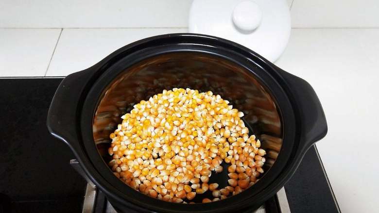 砂锅爆米花,不用烧太热，直接倒入玉米粒。
