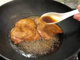 照烧鸡腿排,用勺子一勺一勺往鸡排上面浇
两面都浇
慢慢小火收汁
