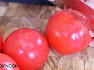 法式烤时蔬,用小刀在番茄上划十字