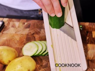 法式烤时蔬,用曼陀林蔬菜刨片器将西葫芦瓜刨片约0.2公分