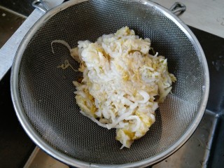 酸菜猪肉饺子,酸菜用清水冲洗2遍，用手稍微攥一下 挤出多余水份。