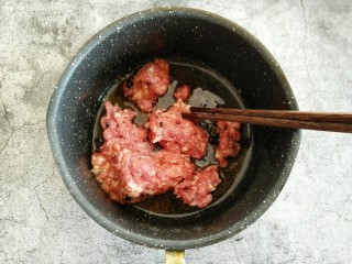 酸菜猪肉饺子,待油温稍微冷却后 倒入豆豉及剁好的肉馅 顺时针搅拌均匀。
