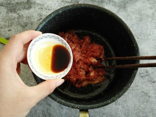酸菜猪肉饺子,倒入酱油。
