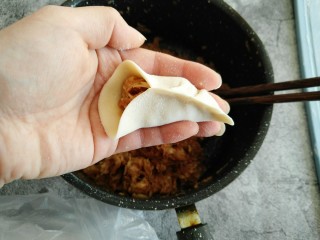 酸菜猪肉饺子,另一端同样捏出褶子捏紧。