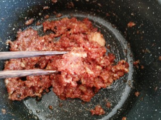 酸菜猪肉饺子,一定要搅拌至肉馅出现黏糊糊 又有光泽的时候即可，这样调制出的肉馅才好吃。