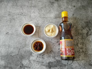 酸菜猪肉饺子,蒜泥辣椒油制作方法：
准备所需食材：酱油、蒜瓣、辣椒油、香油（喜欢吃醋的小伙伴 也可以加一点点醋）。