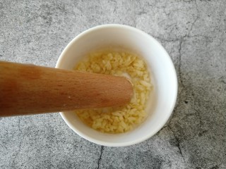 酸菜猪肉饺子,用擀面杖捣成蒜泥。