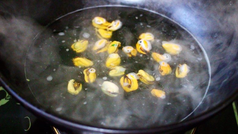 荷兰豆海鲜豆芽小炒,用同样的方式把海虹肉焯水30秒后再用冷水浸泡备用。