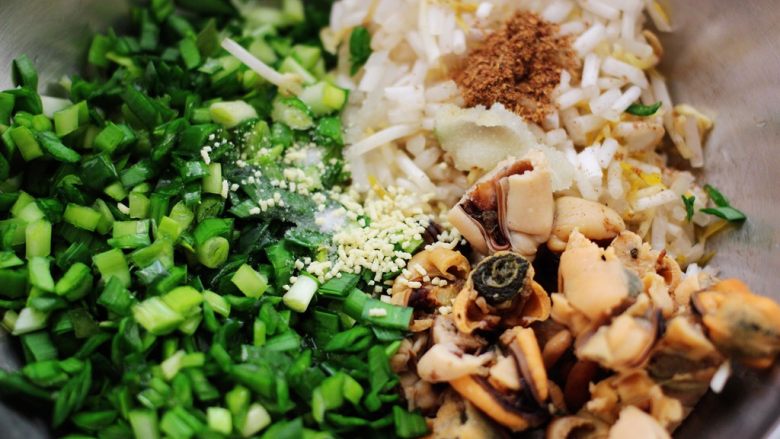 鲜掉眉毛的韭菜海鲜豆芽盒子,把所有的食材调料都加入后。