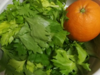 菜谱#香橙可乐鸡翅#[创建于21/元~2019],辅材:芹菜叶、橙子。
