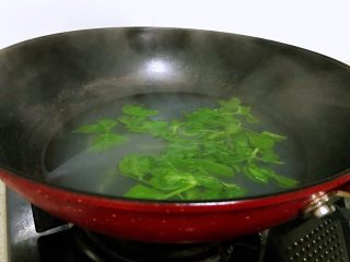 家常炸酱面,面汤中扔进豌豆苗烫2秒捞出。