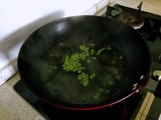 家常炸酱面,锅中水烧开，放入黑豆煮2分钟，放入青豌豆一起煮。青豌豆比黑豆容易熟，为了两个同时熟所以得先煮黑豆，另外黑豆是提前泡了一夜的。不好掌握熟的时间者，可放进嘴巴尝一尝，熟了捞出，青豌豆是浮在水上面，黑豆沉在水下，捞出时正好可以分开放，便于后边码面上面。