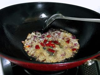 家常炸酱面,锅里放适量油，放蒜、洋葱、干红辣椒继续爆炒出香味。