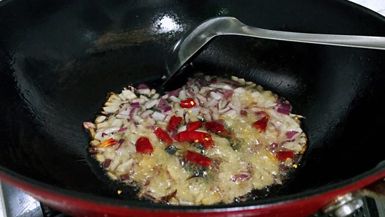 家常炸酱面,锅里放适量油，放蒜、洋葱、干红辣椒继续爆炒出香味。