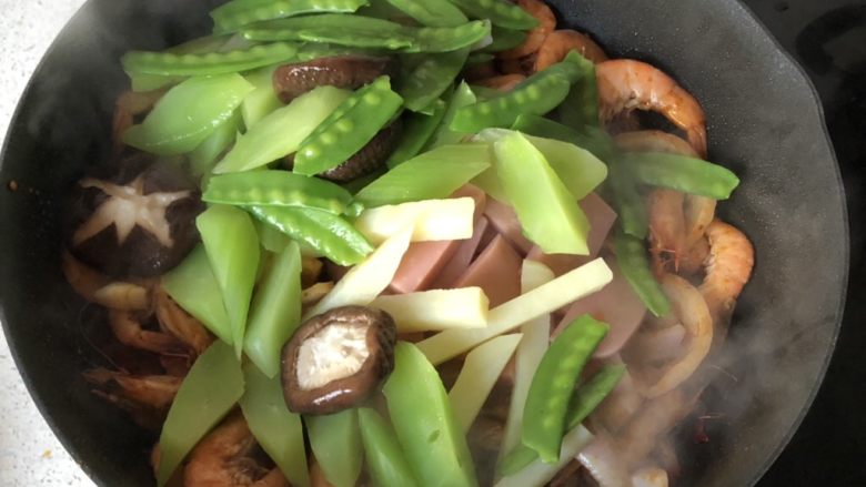 香辣干锅虾,加入洋葱、午餐肉、各种素菜进行翻炒。