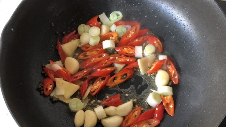 香辣干锅虾,锅烧热，放油，要比炒菜稍多一点。下葱段、姜，大蒜、花椒、辣椒、爆香