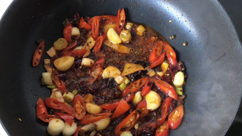 香辣干锅虾,炒至火锅底料融化。