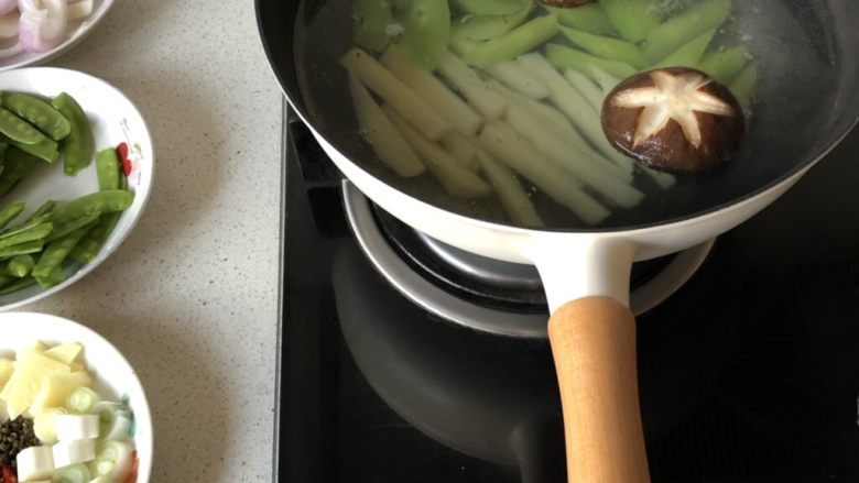 香辣干锅虾,先把土豆、莴苣、荷兰豆和香菇，开水烫一下。荷兰豆变色即可，土豆稍微时间长一些，2-3分钟吧。
