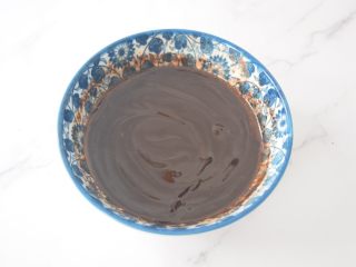 豆腐布朗尼,巧克力加入15克牛奶放入微波炉高火加热40秒，取出搅拌均匀