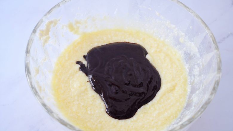 豆腐布朗尼,把巧克力混合物加入豆腐中，搅拌均匀