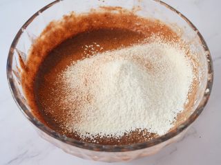 豆腐布朗尼,再筛入低筋面粉、玉米淀粉、可可粉，再加入盐，搅拌均匀