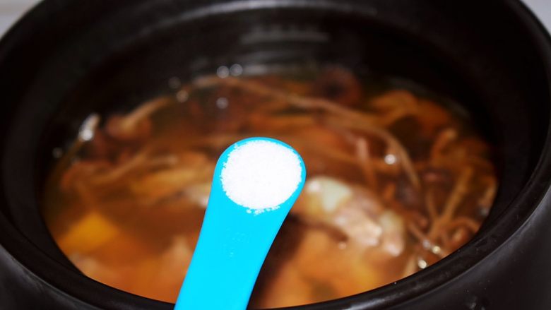 排骨茶树菇汤,出锅前再根据个人口味加入盐调味即可