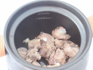 排骨茶树菇汤,砂锅中放入排骨