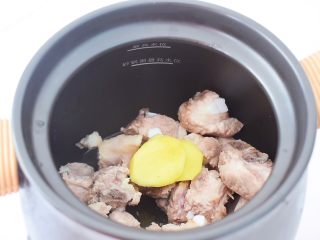 排骨茶树菇汤,放入姜片