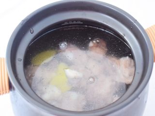 排骨茶树菇汤,加入适量的清水