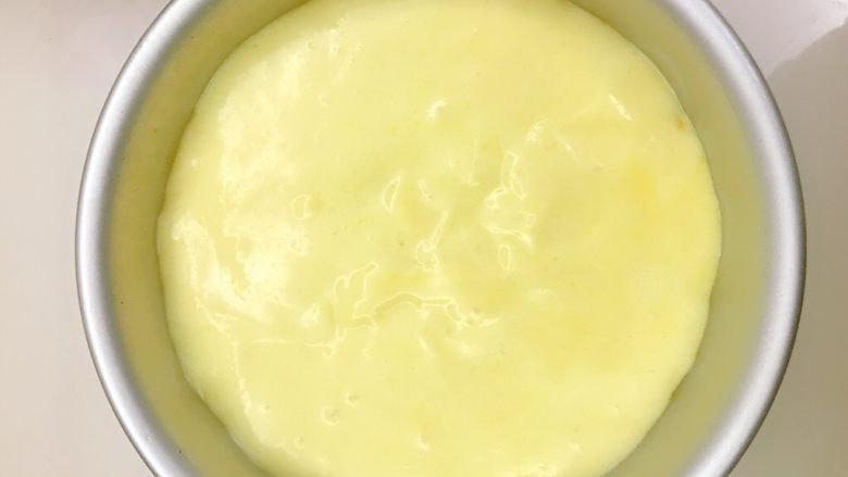 咸蛋黄芝士夹心蛋糕,再盖上剩余的少量面糊。因为烤制过程中芝士酱会有下沉所以第一次倒入的面糊可以多一些，芝士酱上门只要有能薄薄盖一层的面糊就可以了