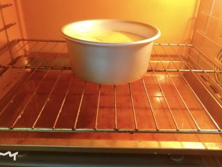 咸蛋黄芝士夹心蛋糕,水浴法，烤箱底部放冷水，140度烤60分钟